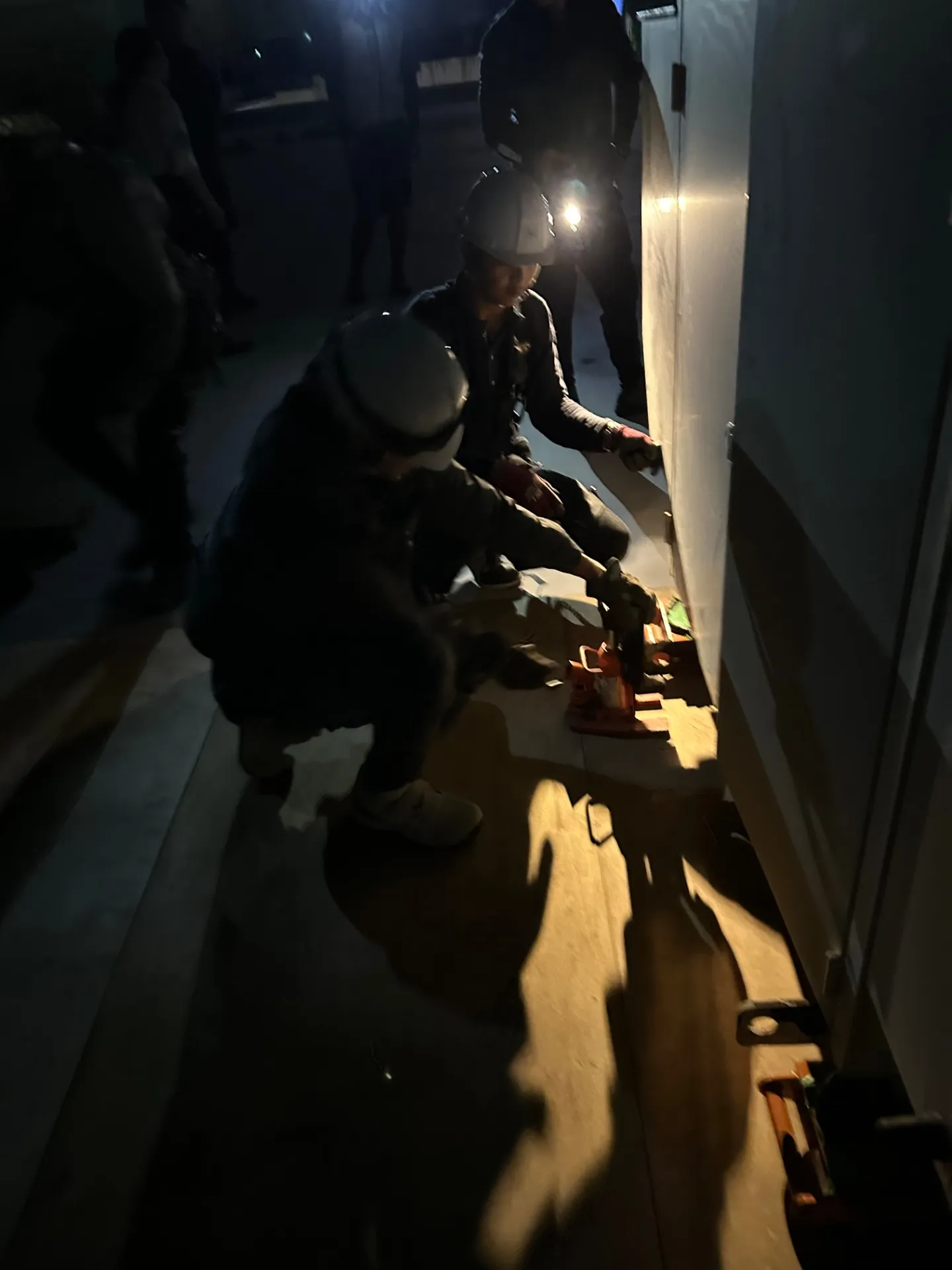 【足場・鉄骨鳶】20代〜40代が活躍中!未経験でも日給1万4000円〜/手ぶらで即入居できる個室寮完備!週払い・日払いも相談OK【大阪府寝屋川市(萱島駅)】